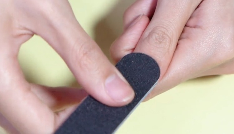 指甲加固底胶能自己掉吗