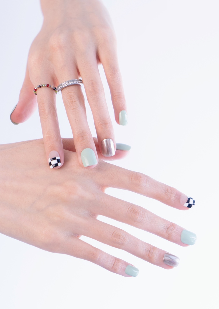 可卸底胶能粘甲片吗