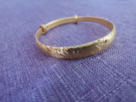 黄金首饰戴久了会变色吗