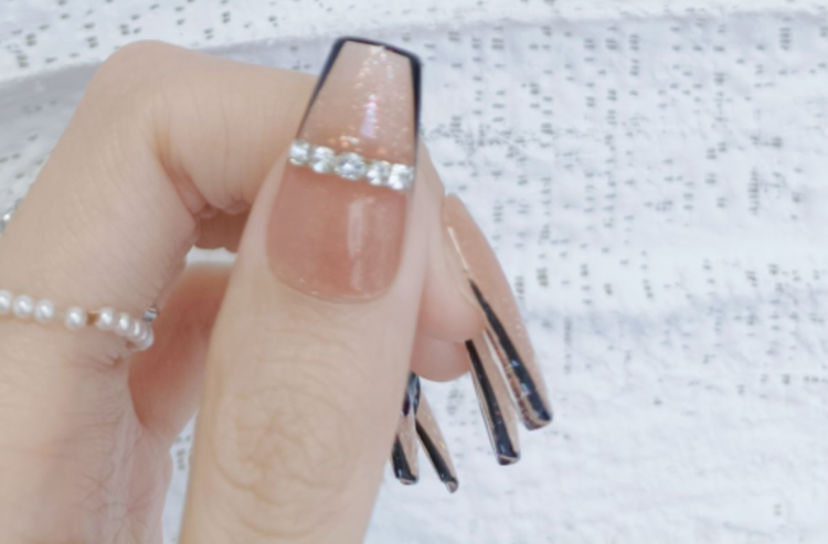 贴甲片不照灯能贴住吗