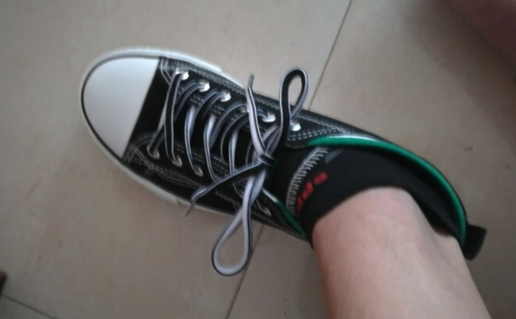 鞋穿大点的还是小点的