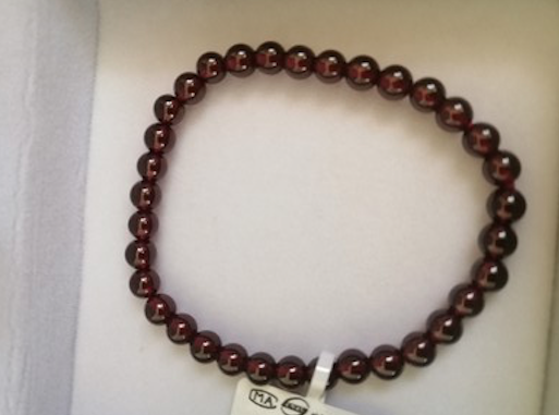 石榴石戴左手还是戴右手