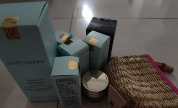 雅诗兰黛微精华露是精华还是水