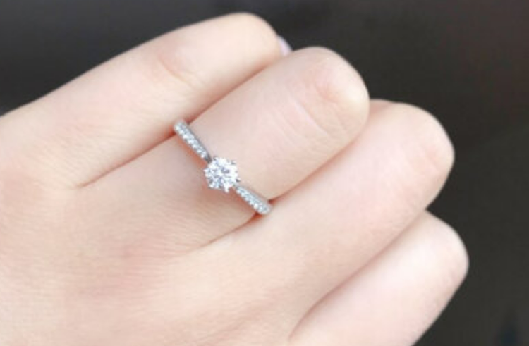 食指中指戴戒指什么意思