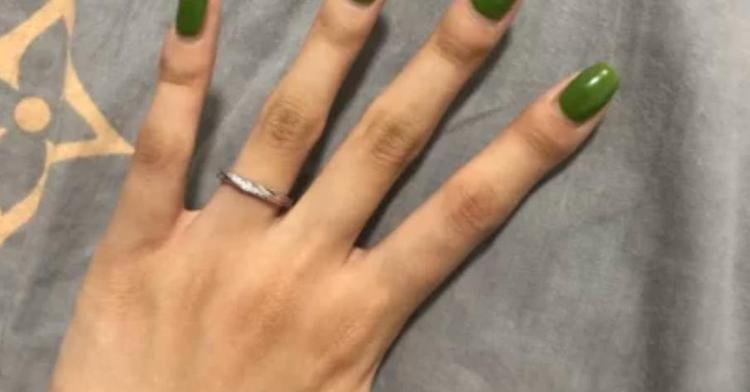 左手无名指戴戒指代表什么