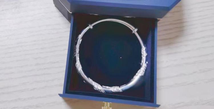 银手镯戴着变黑是什么原因