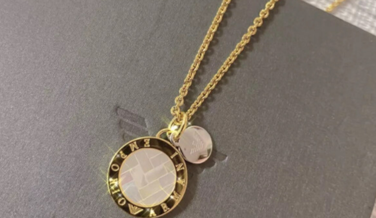 项链洗澡要摘掉吗