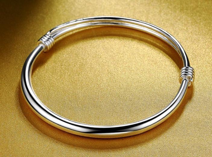 两个银手镯能戴一起吗