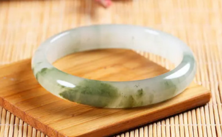 翡翠手镯怎么保养才会越来越通透?