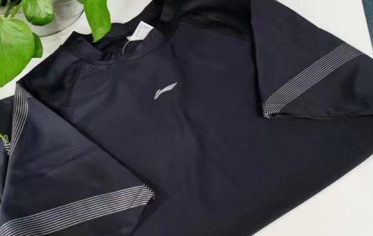 男士泳衣有上衣吗