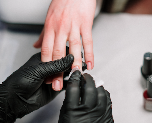 指甲先涂加固再涂底胶可以吗