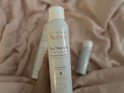 雅漾喷雾要擦掉吗