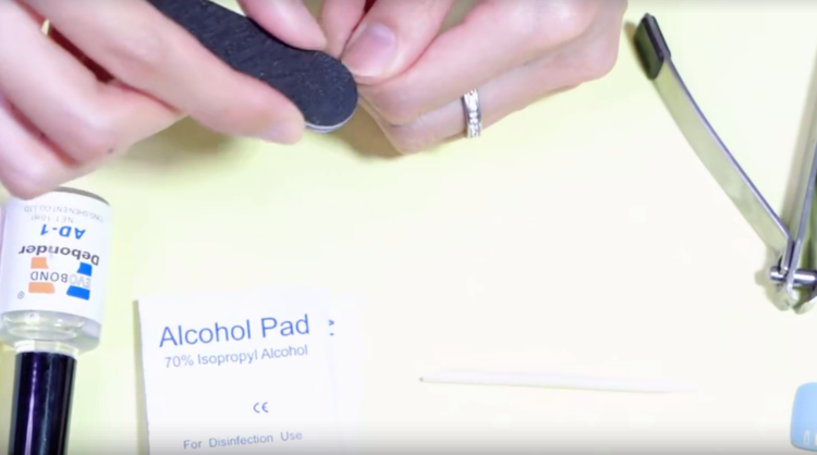 贴甲片之前用不用涂底胶