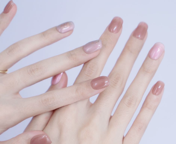 贴甲片指甲变绿怎么回事