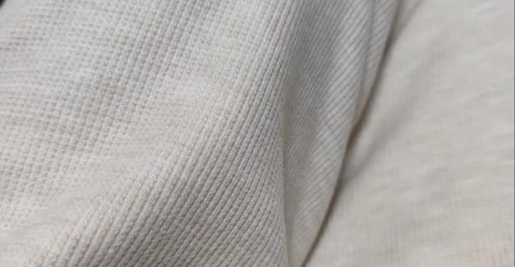 聚酯纤维容易起球吗