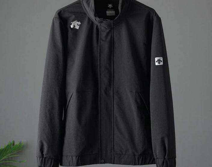 三个箭头朝下是什么牌子衣服