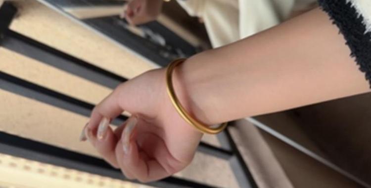 黄金手链应该带左手还是右手