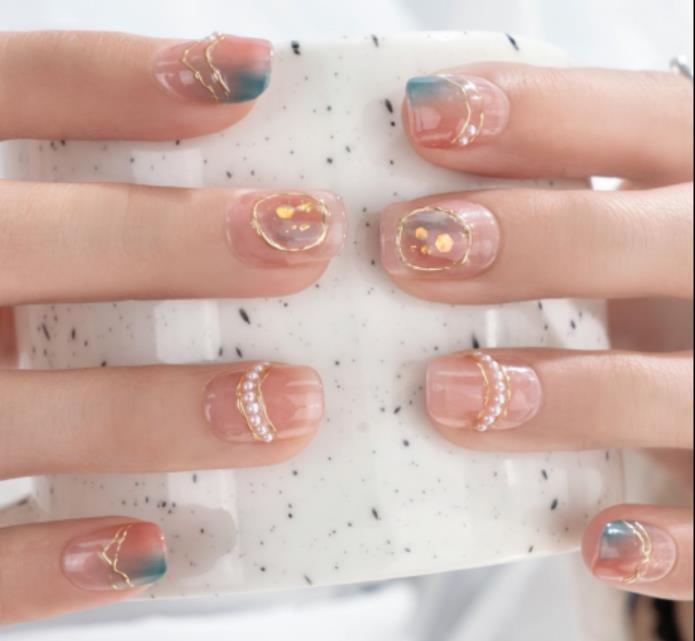 穿戴甲胶水是502吗