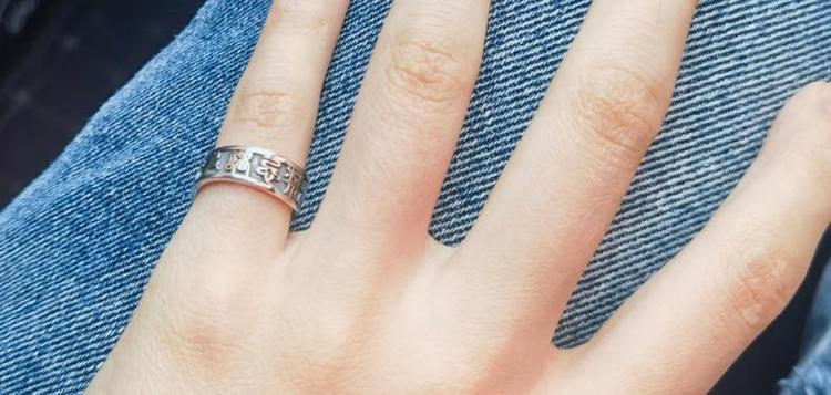 男生戴尾戒的含义