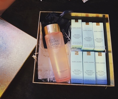 雅诗兰黛粉水怎么辨别真假