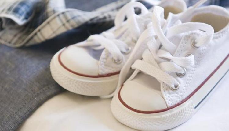 鞋子为什么会发黄