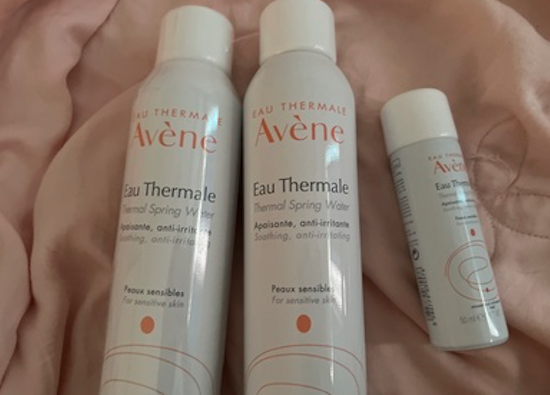 雅漾喷雾要擦掉吗