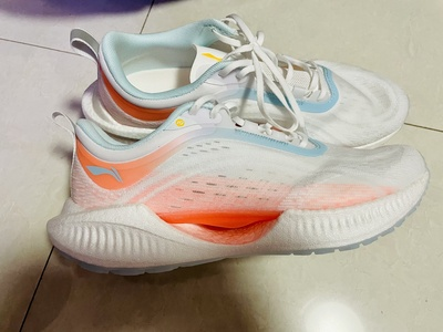 新鞋子穿起来有挤空气声