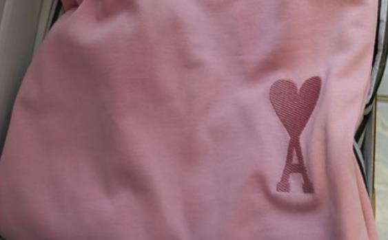 a上面一个爱心什么牌子的衣服