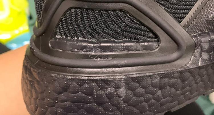 鞋子溢胶属于瑕疵吗