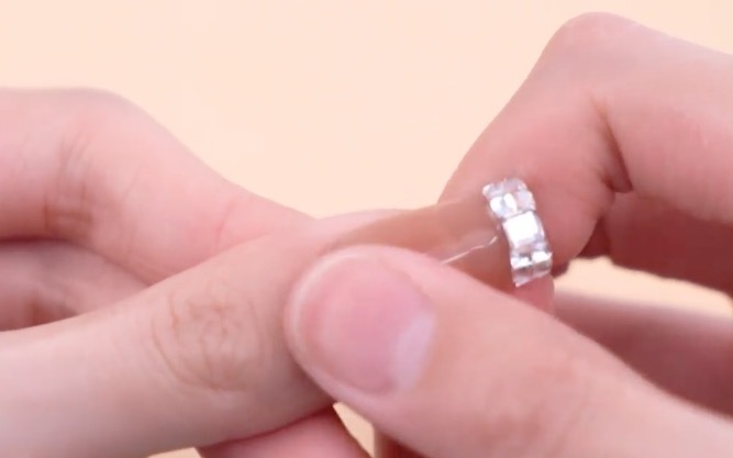 贴甲片有空隙容易掉么