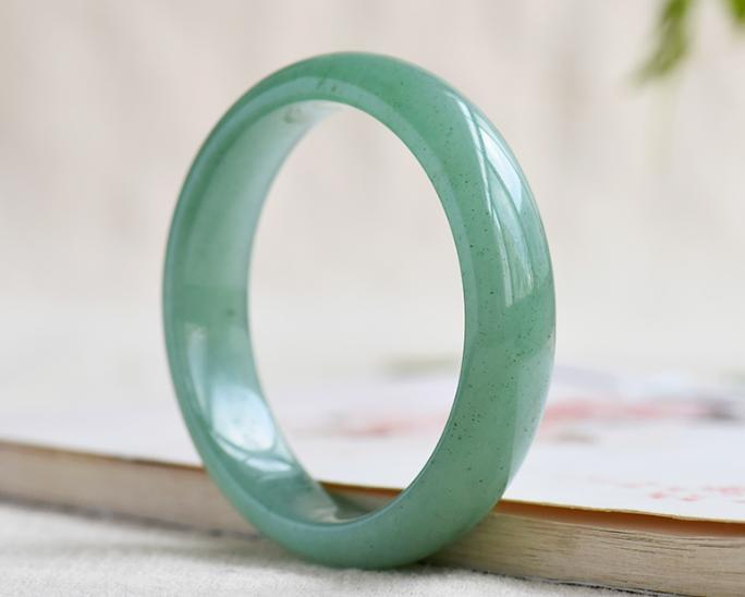 石英岩玉手镯是真玉吗