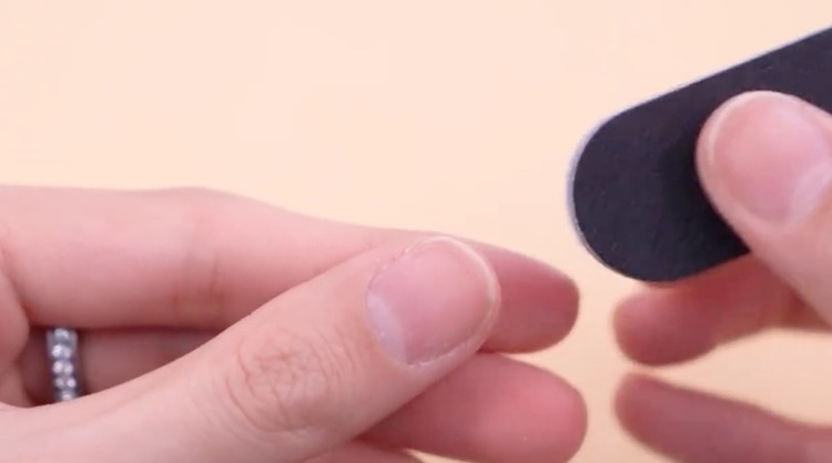 粘甲片需要底胶吗