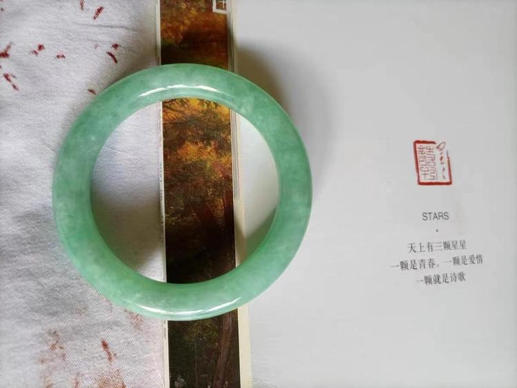 翡翠和玉哪个养人