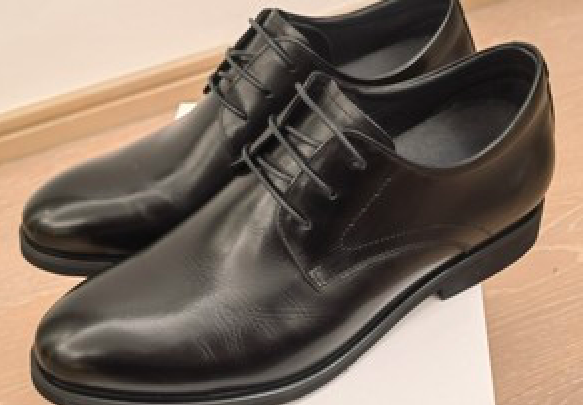 皮鞋买大一点还是小一点