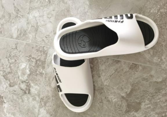 外穿凉拖买大还是买小