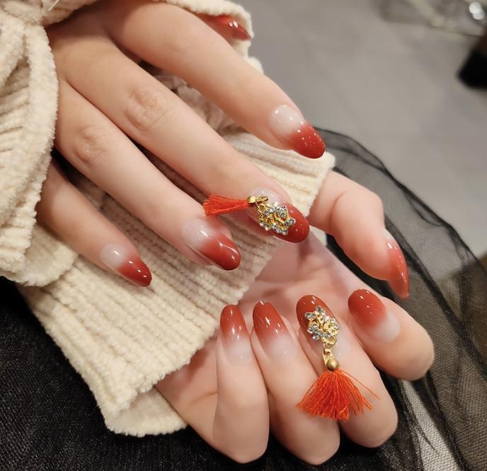 穿戴甲厚的朝哪里