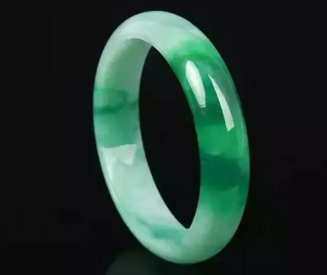 翡翠手镯的寓意