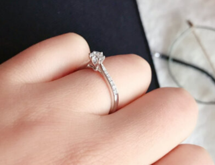 食指和无名指同时戴戒指什么意思左手