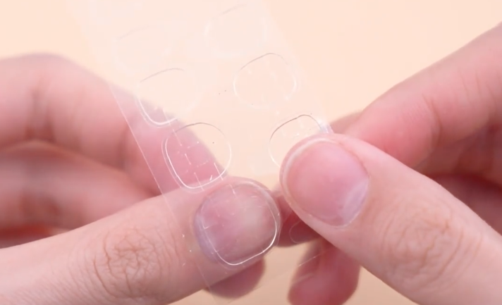 贴甲片有空隙容易掉么