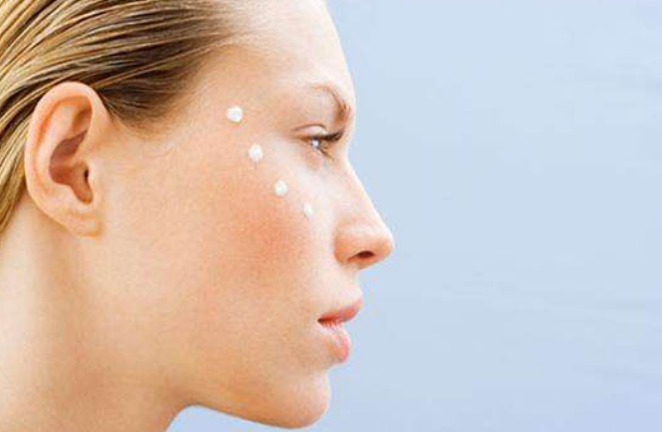 先涂眼霜还是先擦水乳