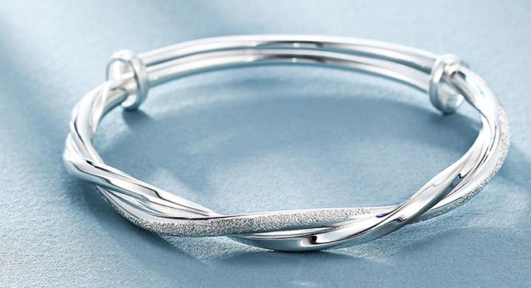 银手镯戴着变黑是什么原因