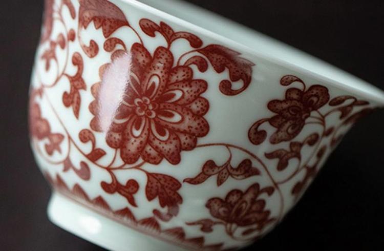 青花釉里红特点是什么