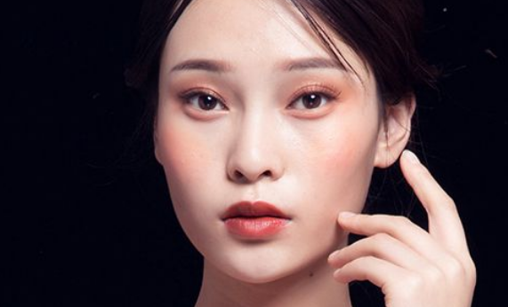 不化妆可以用散粉吗