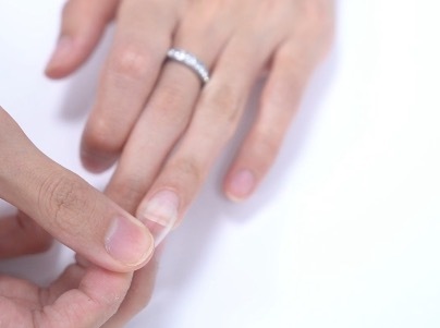 做指甲底胶要擦掉吗