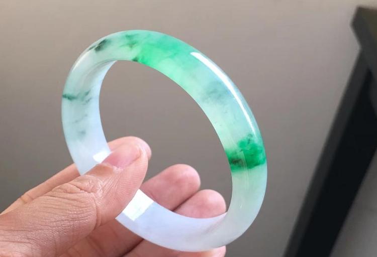 翡翠能戴着洗澡吗