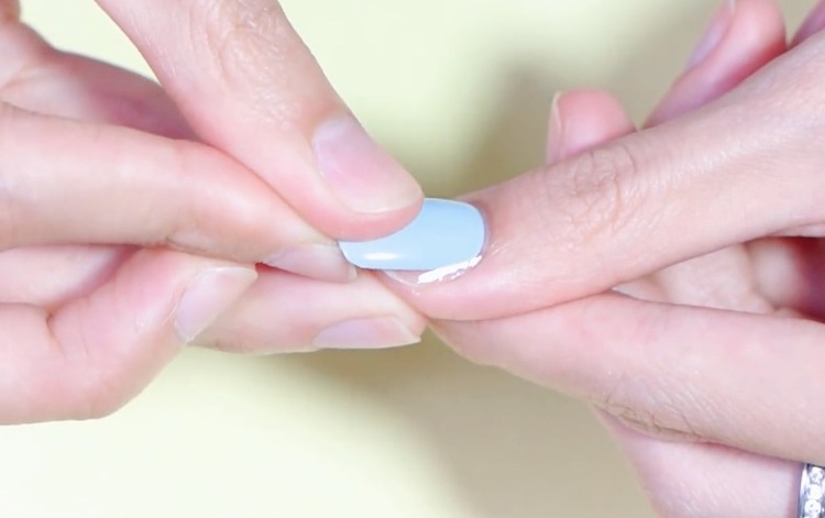 甲片用底胶贴容易掉吗