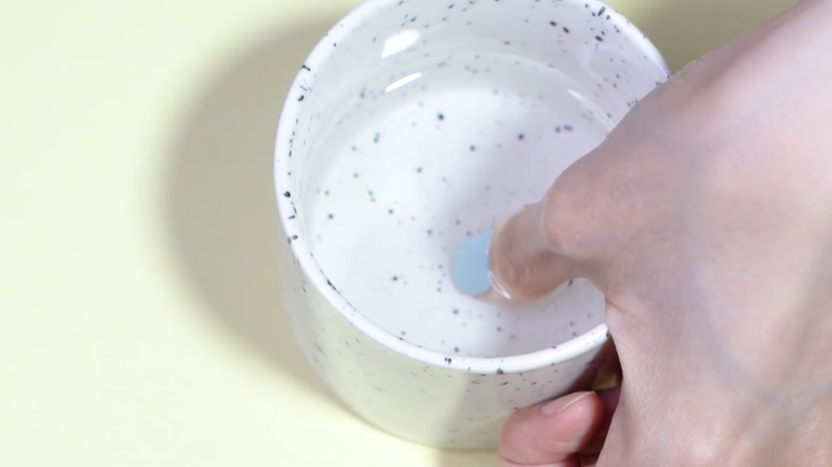 指甲加固底胶能自己掉吗