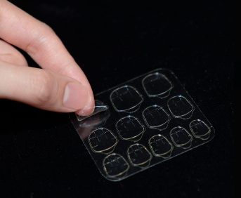 贴甲片指甲变绿怎么回事