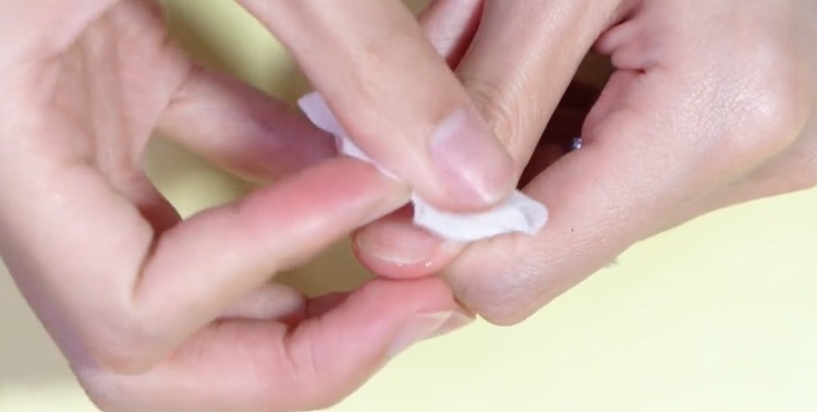 指甲加固底胶能自己掉吗