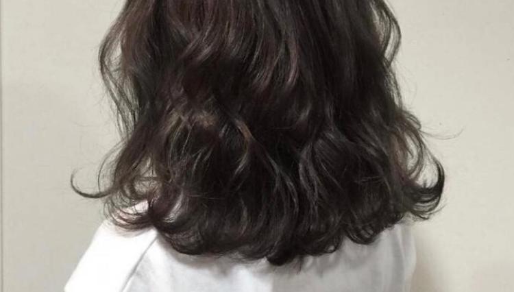 烫发不卷怎么回事